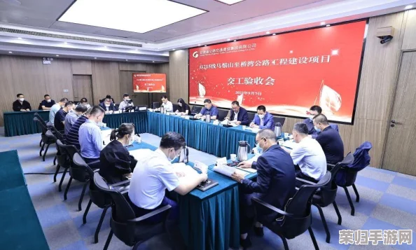 匠心筑路，工程师精准导航车辆安全穿越至对面便捷站牌通道