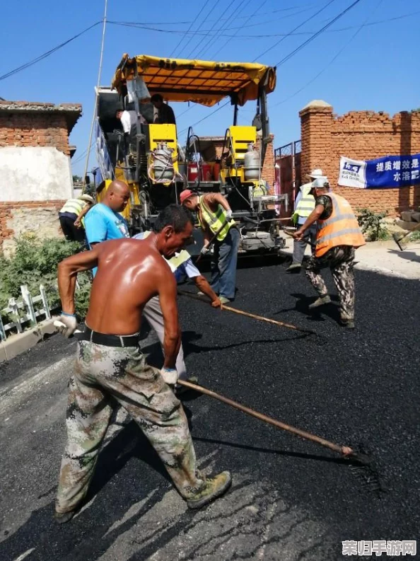 匠心筑路，工程师精准导航车辆安全穿越至对面便捷站牌通道