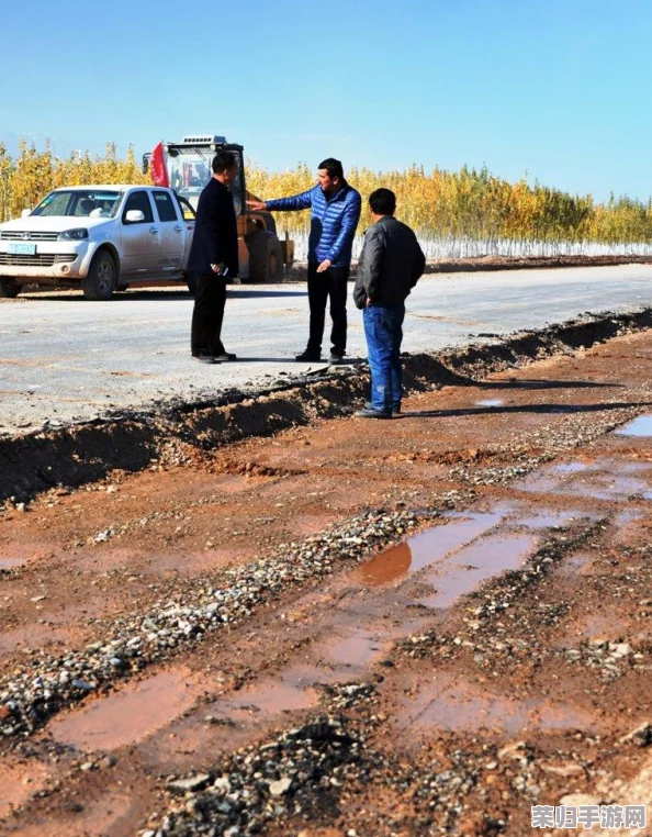 匠心筑路，工程师精准导航车辆安全穿越至对面便捷站牌通道