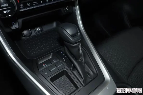 《模拟人生4》中哪个版本引入了全新都市生活体验，探索虚拟城市无限可能？