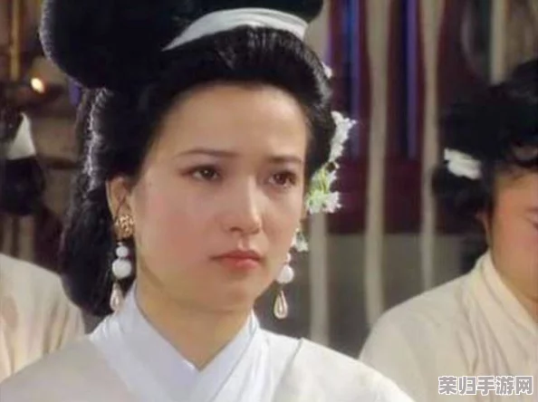 西施流眼泪翻白眼咬铁球照片：令人心碎的绝美表情引发共鸣