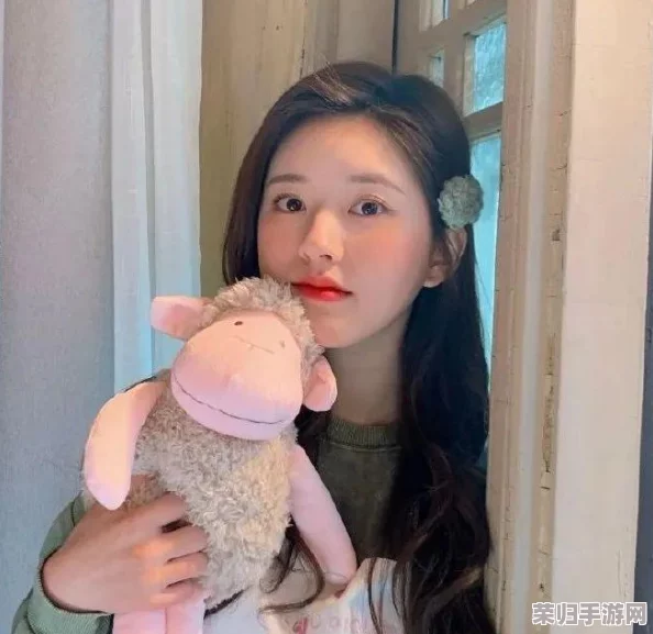 小花妹妹CSGO：她的游戏技巧让人惊叹，网友称赞“简直是电竞界的小天才”