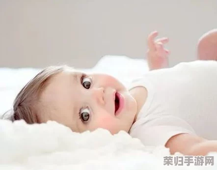宝宝把脚抬高看镜子，童真无邪的笑容让人感到温暖和快乐