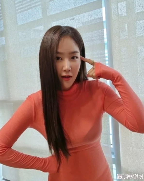 姬小满害羞的掀开自己副乳，网友热议她性感身材和迷人魅力