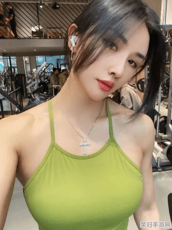 拿黄瓜奖励照片！网红美女大秀火辣身材，粉丝尖叫不已