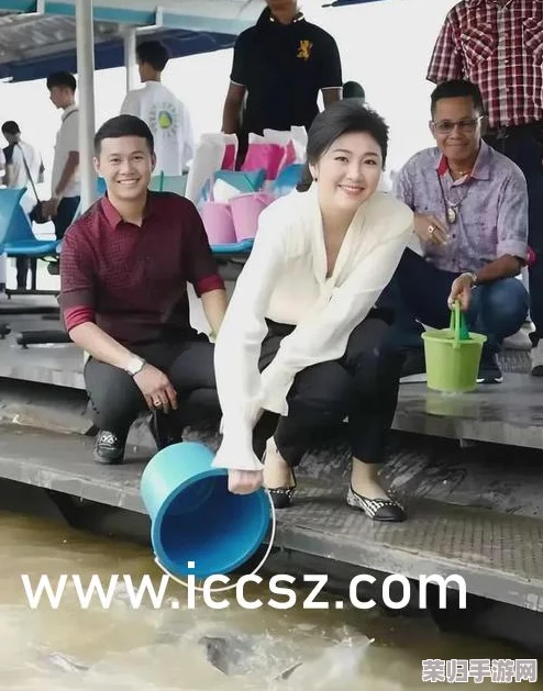 白丝校花脱光衣服，惊艳全场的绝美身材让人目不转睛