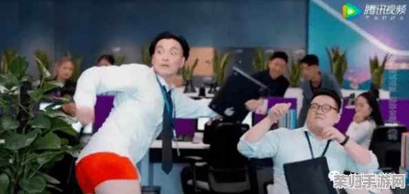 撕开内衣 看奶头和屁股，展现了大胆与自由的结合，引发观众深思与热议