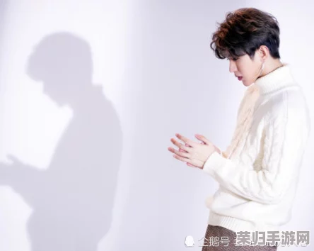 坤坤含入桃子里嗟嗟：绝美画面令人陶醉，情感表达深沉动人