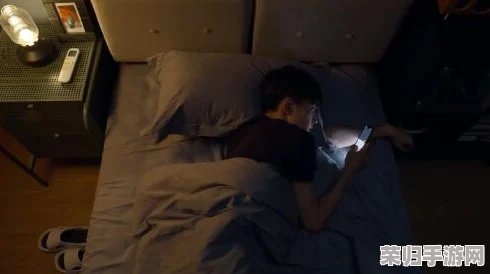 偷拍色五月:当代青年生活中的隐秘瞬间与真实情感的交织分析 偷拍色五月:当代青年生活中的隐秘瞬间与真实情感的交织分析