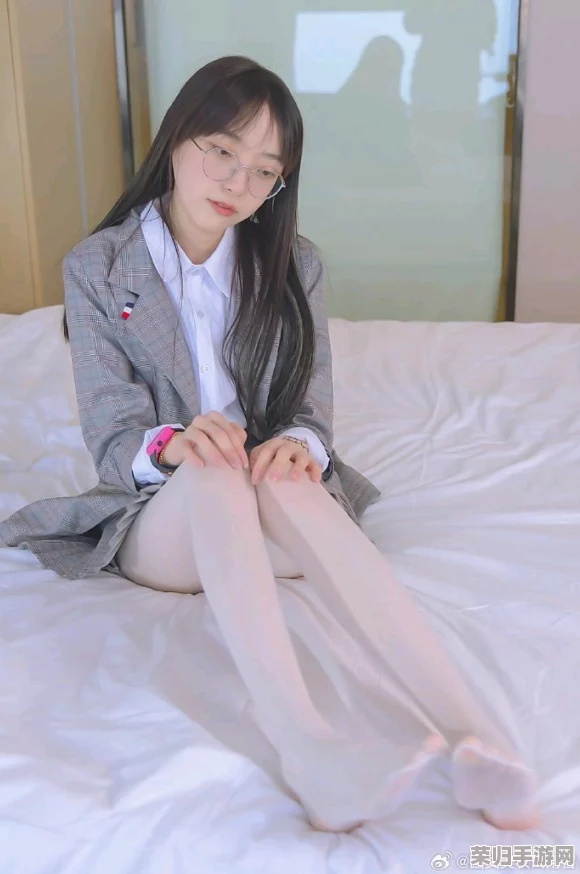小仙女白丝扒开腿，展现出无与伦比的优雅与魅力，让人心动不已