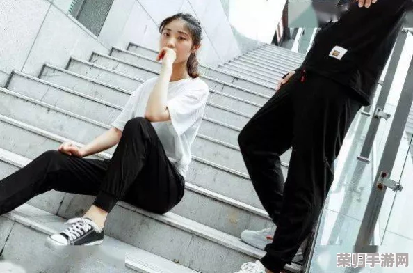 兄弟你女朋友的裤子很有特点啊，真是一种独特的时尚风格，令人印象深刻！