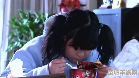 一小孩半夜喂小女孩吃：深夜厨房惊魂记,谁在午夜偷偷煮泡面？