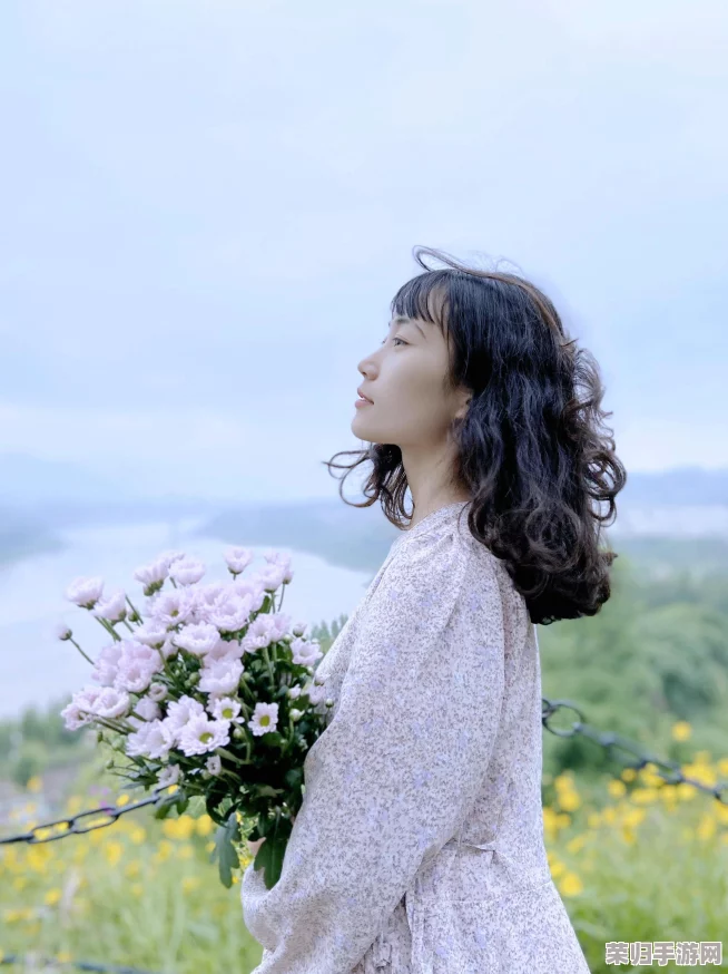 两岸夹小溪地湿又无泥，春暖花开时节美如画