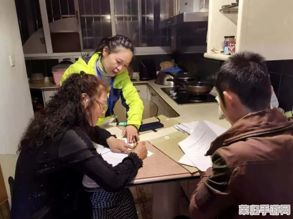九个装修工人把我放桌子上,竟然引发了邻里间的热议与讨论,真是让人意想不到的事件! 九个装修工人把我放桌子上,竟然引发了邻里间的热议与讨论,真是让人意想不到的事件!