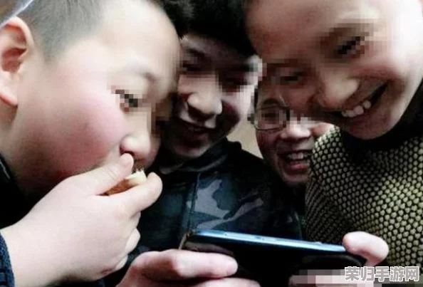 偷窥老太婆WC引发热议 网友直言“社会风气堪忧,亟需反思” 偷窥老太婆WC引发热议 网友直言“社会风气堪忧,亟需反思”