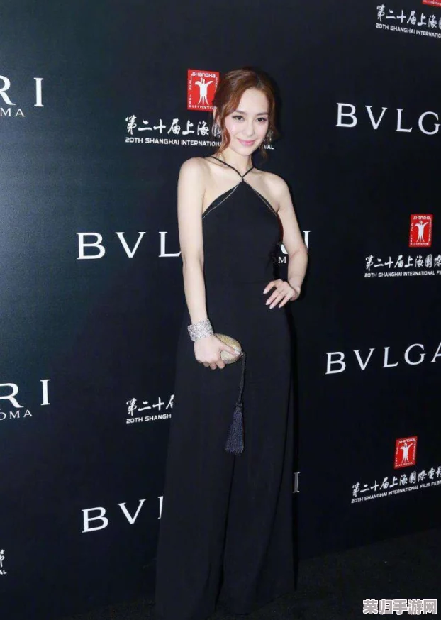 阿娇打开双腿被亲Ps 成图，展现出独特的艺术风格与视觉冲击力，引发热议与讨论