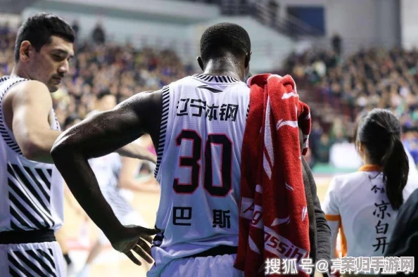 黑又硬巴斯狂砍37+14,网友称赞“实力与魅力并存,简直就是球队的灵魂!” 黑又硬巴斯狂砍37+14,网友称赞“实力与魅力并存,简直就是球队的灵魂!”