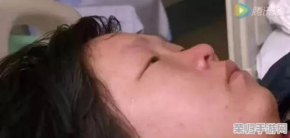 灌水按压肚子哭，网友评价：这种极端做法实在让人心痛，真的不值得！