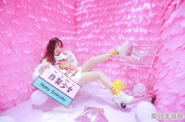 白丝校花 扒开美腿甜美打扑克，网友直呼“眼福不浅，真是养眼的组合！”