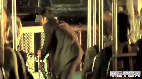 公交车强摁做开腿呻吟H男女：网友热议这部作品的大胆表现和引发的社会讨论，真是亟需反思的剧作！