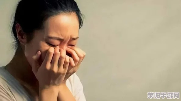 嫩苞被破疼的哭求饶，心碎瞬间引发热议，网友纷纷围观讨论情感纠葛与成长烦恼