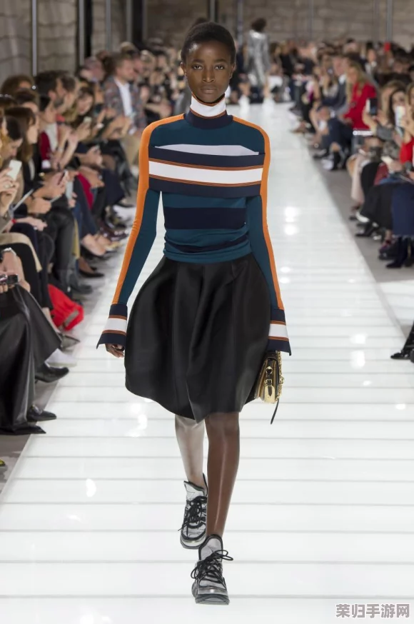 《天下》手游独家揭秘：全新时装系列，神秘织锦融汇高雅韵味，引领潮流新风尚！