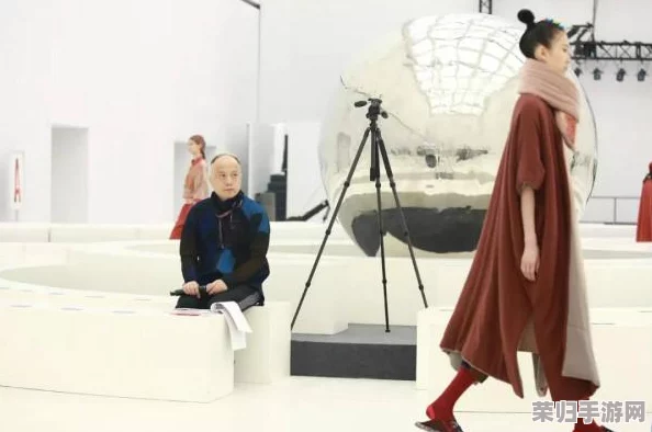 《天下》手游独家揭秘：全新时装系列，神秘织锦融汇高雅韵味，引领潮流新风尚！